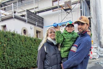Großbrand in Oberwiesenthal: Wie es der betroffenen Familie ein Jahr nach der Katastrophe geht - Claudia und Frank Becher mit Sohn Hannes.