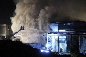 Großbrand in Recyclingfabrik -