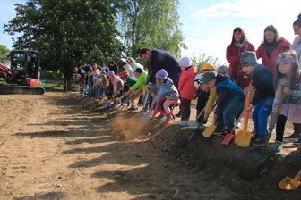 Großbrand in vogtländischer Kita soll endlich Geschichte sein - „Wir hatten einen Schutzengel!“ - Beim Spatenstich legten auch die Kindergartenkinder Hand an.
