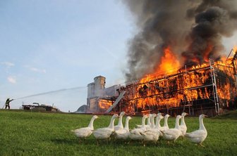 Großbrand in Wildenau: Feuerwehren haben Flammen unter Kontrolle - Ein Scheunenbrand in Wildenau hat sich am Freitagvormittag zu einem Großbrand entwickelt.