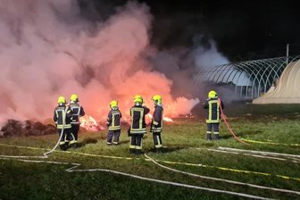 Großbrand mitten in der Nacht: Flammen zerstören Mähdrescher und Lager in Glauchau - 