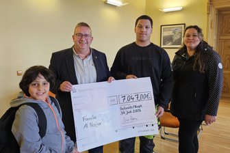Großbrand: Oelsnitzer spenden über 7000 Euro für Familie - Der Oelsnitzer OB Mario Horn mit Zain (links), Jonas und Ljudmila Al-Najjar.