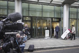 Großbritannien: Royaler David gegen medialen Goliath? - Medienvertreter beobachten, wie Anwälte und ihre Mitarbeiter am High Court in London eintreffen zu Prinz Harrys Zivilklage gegen den Verlag der britischen Boulevardzeitung „The Sun“. Prinz Harry und sein Mitkläger, der Ex-Labour-Politiker T.Watson, werfen den Journalisten der „Sun“ vor, sie bespitzelt zu haben, unter anderem durch das Abhören von Sprachnachrichten.
