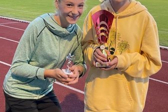 Großcousinen-Duo teilt sich das Podest - Siegerinnen beim Stundenlauf: Hannelore Seidel (links) und Lene Schwämmlein.