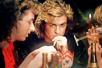 Große Abstimmung: Welchen Weihnachts-Hit hassen Sie denn so? - Wham!-Frontmann George Michael im Video zu „Last Christmas“.