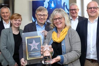 Große Auszeichnung für ein kleines Geschäft im Erzgebirge - Das Familienunternehmen Münzner: Christiane und Mario mit Tochter Sarah (vorn) haben am Dienstag die Ehrung von den Vertretern der EK-Servicegroup entgegengenommen: Jurymitglied Klaus Schmelzeisen (l.) sowie Regionalleiter Jürgen Oberpenning und Vorstand Jochen Pohle (r.).