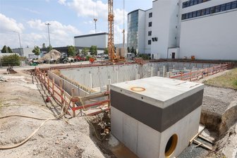 Große Baugrube und hoher Kran: Was passiert gerade auf dem VW-Gelände? - Ein neues Regenrückhaltebecken wird gerade an der Kauffahrtei gebaut und soll noch eine Decke bekommen.