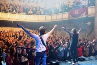Große Begeisterung bei Queen-Show in Bad Elster - Die Besucher hielt es nicht mehr auf ihren Plätzen. Die Band Merqury sorgte für Stimmung im König-Albert-Theater.