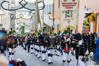 Große Bergparade in Annaberg-Buchholz: Was Besucher im Vorfeld wissen sollten - Zur Großen Bergparade am Sonntag in Annaberg-Buchholz werden wieder mehr als 1100 Trachtenträger erwartet.