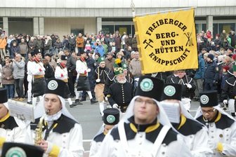 Große Bergparade: Mehr als 1000 Bergleute ziehen durch Chemnitz -