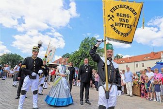 Große Bergparade zum Bergstadtfest Freiberg: Hunderte Berg- und Hüttenleute ziehen durch die Silberstadt - An der Spitze Standartenträger Philipp Preßler, hinter ihm Oberberghauptmann Prof. Bernhard Cramer (l.), Silberstadtkönigin Sophia I. und Oberbürgermeister Sven Krüger. Vom Schlossplatz aus zog die Bergparade los.