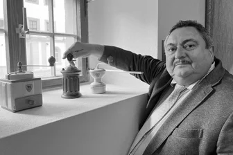 Große Bestürzung in Westsachsen: Leiter des Blankenhainer Landwirtschaftsmuseums mit 64 Jahren unerwartet verstorben - Museumsdirektor Jürgen Knauss vor wenigen Jahren während der Eröffnung der Sonderausstellung zum Thema Kaffeemühlen.
