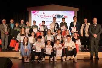Große Bühne für junge Athleten - Die Bestplatzierten der Kategorien Mädchen, Jungen und Mannschaft mit Vertretern der Organisatoren sowie Ehrengästen zum Abschluss der Sporttalentewahl in Oelsnitz.
