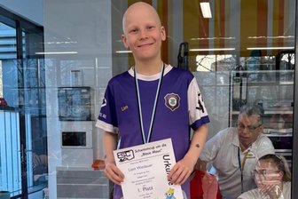 Große Bühne für kleine Schwimmer: Vereine aus dem Erzgebirge jagen die „Blaue Maus“ - Liam Weidauer vom FC Erzgebirge Aue schwamm in Chemnitz zu Gold.