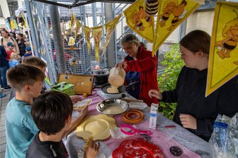 Große Bühne für Vereine: Oberschule „Glück auf“ in Eibenstock stellt buntes Fest auf die Beine - Am Stand der Bienen-Arbeitsgemeinschaft versorgten Angelina Wrage (vorn) und Imkerin Antje Kögl Leckermäuler mit süßen Eierkuchen und Waffeln. Die AG war das erste Mal beim Schulfest vertreten.