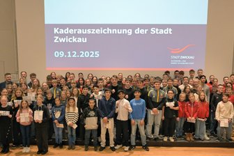 Große Bühne für Zwickauer Kaderathleten: Stadt unterstützt ihre Hoffnungsträger mit Gutscheinen - Da wurde es eng auf der Bühne: 135 Zwickauer Kaderathleten aus 13 Talentstützpunkten sind im Rathaus geehrt worden.