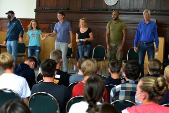 Große Bühne gegen Gewalt an Schulen - Die Schüler in der Aula des Gymnasiums Mittweida wurden mit "Berichten über Gewalt" konfrontiert. Dass auf der Bühne nicht Opfer und Täter, sondern Schauspieler stehen, wurde erst am Ende aufgelöst.