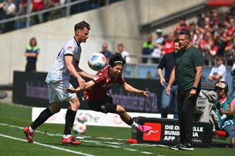Große Chance vergeben: Hannover patzt gegen Münster - Münsters Verteidiger Niko Koulis (l) foult Hannovers Daisuke Yokota.