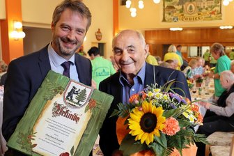 Große Ehre für Alpin-Ass aus dem Erzgebirge – und was bis heute schmerzt - Ehrenbürger Eberhard Riedel (r.) nahm die Urkunde sichtlich gerührt von Stadtchef Thomas Kunzmann entgegen.