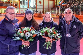 Große Ehre für Crimmitschauer Eishockeyspielerin - Für ihre Leistungen bei der U-18-WM wurde Anastasia Gruß (2. von rechts) auch von den Verantwortlichen des ETC Crimmitschau geehrt. Das Heimspiel der Eispiraten Crimmitschau gegen die Selber Wölfe im Januar nutzten Matthias Gerth, 1. Vorsitzender des ETC Crimmitschau (links) und Eishockey-Obmann Lutz Höfer (rechts), um Gruß und die ebenfalls beim Turnier dabei gewesene Leni Schmidt (2. von links) auf großer Bühne auszuzeichnen.