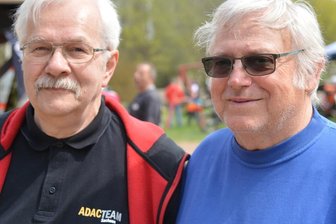 Große Ehre für den "Boss" - Frank Krumbiegel (l.) ist die "Ewald-Kroth-Medaille in Gold mit Brillant" verliehen worden. Hier ist er mit Gerhard Piegler vom MSC Jura Heideck, dem Cheforganisator des Jura-Pokals, zu sehen. Der MSC Thalheim gehört seit diesem Jahr zu den Ausrichtervereinen innerhalb der nordbayerischen Serie im Motorradtrial. 