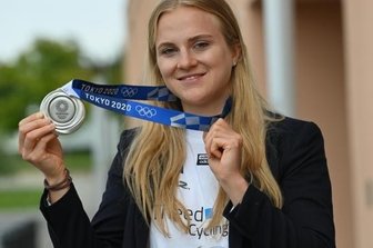 Große Ehre für Olympiazweite und Chorleiter - Lea Sophie Friedrich zeigt die Silbermedaille, die sie bei den Olympischen Spielen in Tokio gewann.