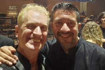 Große Ehre für Theater Plauen-Zwickau: „Medicus“-Regisseur als musikalischer Botschafter bei Mega-Konzert in Spanien - Chris Murray (l.) freut sich über die Begegnung mit dem „Medicus“-Komponisten Iván Macías.
