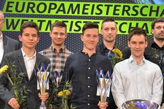 Große Ehre mit kleinem Haken - Für Spitzenleistungen auf internationaler Ebene wurden bei der ADAC-Sportlerehrung in Zwickau unter anderem der Scharfensteiner Florian Görner (3. v. l.) und Andreas Beier aus Krumhermersdorf (6. v. l.) ausgezeichnet. 