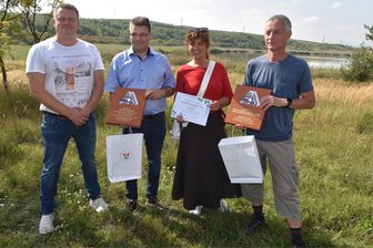 Große Ehre: Preßnitztalbahn erhält tschechischen Preis - Der Verein Klammer in Most ehrt verdienstvolle Tourismusangebote. Projektleiter Ivo Diviš mit Gerald Seifert von der Preßnitztalbahn sowie Eva Marikova und Stanislaw Brož (von links), die zu einem Team gehören, das sich für die Renaturierung der Tagebaufläche engagiert und eine Kohle-Safari anbietet.