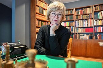 Große Ehrung für Chemnitzerin: Die Leiterin der Heym-Gesellschaft und die Arbeitsbibliothek des Literaten - Ulrike Uhlig hat als Vorstandsvorsitzende der Stefan-Heym-Gesellschaft maßgeblich dafür gesorgt, dass die Arbeitsbibliothek des Schriftstellers nach Chemnitz gekommen ist. Mehr als 2500 Werke umfasst diese.