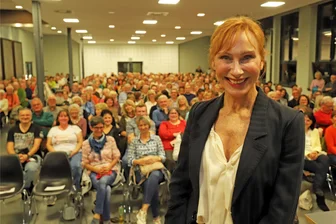 Große Emotionen mit Andrea Sawatzki in Flöha: Ex-Tatort-Kommissarin liest aus ihrer Lebensgeschichte - Die Schauspielerin und Autorin Andrea Sawatzki las in Flöha vor rund 370 Gästen.
