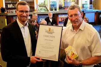 Große Erbschaft: Kapital der Plauener Bürgerstiftung wird deutlich wachsen - Bürgermeister Tobias Kämpf (links) bekam vom Vorstandsvorsitzenden Bernd Märtner (rechts) jetzt die Stiftungsurkunde der Bürgerstiftung Plauen überreicht.