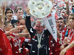 Große Erfolge, viel Gefühl: Bayerns Triple-Macher Heynckes - Triple-Gewinner: Jupp Heynckes jubelt im Mai 2013 mit der Meisterschale nach der Partie FC Bayern München gegen FC Augsburg in München.