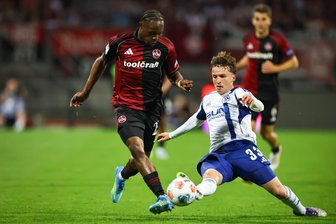 Große Fan-Party: Nürnberg besiegt Schalker Aufsteiger - Rasanter Zweikampf zwischen dem schnellen Nürnnberger Mohamed Ali Zoma (l) und Schalkes Vitalie Becker. 