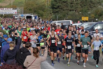 Große Felder, starke Zeiten und "viele Verrückte": Das war der 36. Glauchauer Herbstlauf - Start zum Rennen über 10 Kilometer. Alleine auf dieser Strecke wurden am Sonntag 635 Läuferinnen und Läufer gezählt.