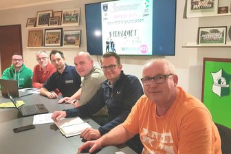 Große Fete in kleinem vogtländischem Ort: Warum Schreiersgrün Stereoact auf den Fronberg holt - Bei der Arbeit: Das Festkomitee um Robert Tiepner (2. von rechts) hat bis Mitte Juni noch etliche Details zu besprechen.