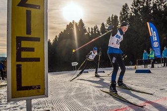 Große Freude auf kleiner Runde - In der Altersklasse M 12 sicherte sich Lokalmatador Fabrice Schöne (vorn) vom ATSV Gebirge/Gelobtland den Sieg. Nachdem er die 1-Kilometer-Runde dreimal bewältigt hatte, stoppe die Uhr bei 8:19 Minuten.