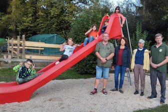 Große Freude im Krümelgrund - Noch mehr Spaß für Kinder in Unterheinsdorf - Neue Rutsche, noch mehr Spaß im Krümelgrund Unterheinsdorf.