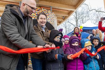 Große Freude im Küchwald: Der größte Park von Chemnitz hat jetzt einen praktischen Hingucker - Kinder der Kita „Glückskäfer“ helfen Thomas Kütter und Antje Richter (von links) das rotes Band zur Eröffnung des Pavillons durchzuschneiden.
