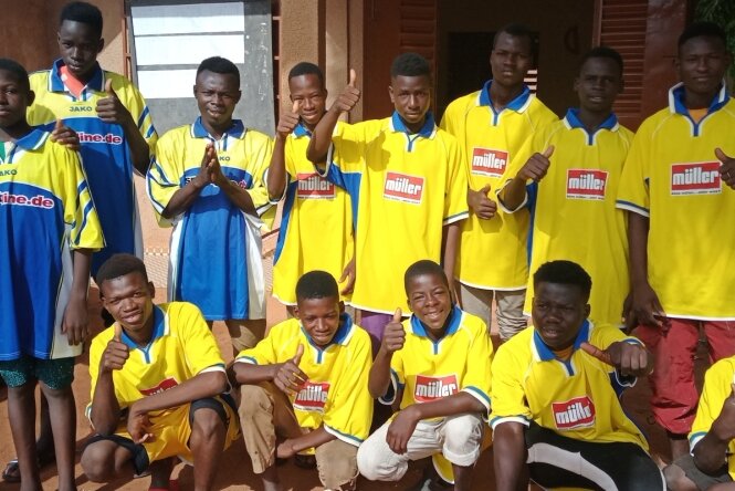 Große Freude in Burkina Faso über Fußballtrikots aus Wildenfels - 