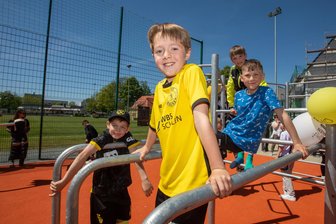 Große Freude in der Plauener „Ost“: Neue Sportanlage ist fertig - was sie alles zu bieten hat - Diese Jungs freuen sich über die neue Sportanlage: Liam, Oskar, Lukas (blaues Shirt) und Kalle (von links).