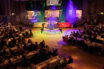Große Gala im Vogtland: Das sind und das sagen die Sportler des Jahres 2022 - Die 700 Gäste der Sternquell-Sportgala-Vogtland wurden zwischen den Ehrungen von einem kurzweiligen Showprogramm unterhalten, im Bild das Sportensemble Chemnitz.