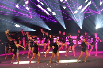 Große Gala in Aue zeigt: Das Ehrenamt kennt kein Alter – Landkreis ehrt verdiente Erzgebürger zwischen 16 und 84 Jahren - Das Schneeberger Tanzprojekt "Keen On Rhythm" gehörte bei der großen Auszeichnungsgala für die Preisträger des Erzgebürgers in Aue zum kulturellen Teil des Programms.