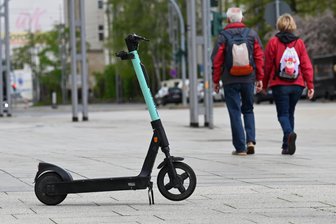 „Große Gefahrenquelle“: Bekommt Chemnitz sein E-Scooter-Problem bald in den Griff? - Mitten auf dem Fußweg steht ein E-Scooter auf der Straße der Nationen in Chemnitz. Bilder wie diese sollen nach dem Willen von Politikern bald der Vergangenheit angehören.
