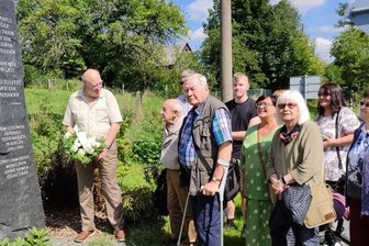 Große Gefühle am Denkmal - Besuch am Denkmal in Bergen. Es erinnert an zwei ermordete Häftlinge.