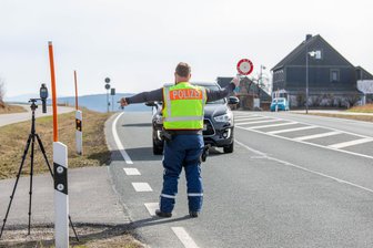 Große Geschwindigkeitskontrolle im Erzgebirge: Polizei erwischt zahlreiche Temposünder - Eine Geschwindigkeitskontrolle hat es am Sonntag bei Zwönitz gegeben.