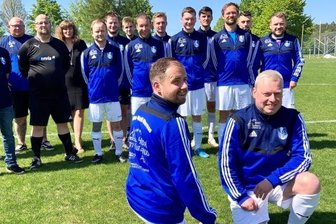 Große Geste für das kleine Albernau - Maik Ullmann (r.) und Matthias Lindner freuen sich wie ihre Mannschaftskollegen vom SV Albernau über die neuen Trainingsanzüge. 