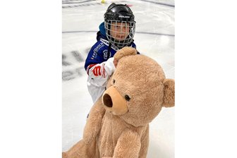 Große Geste: Im Wolfsbau fliegen fast 1000 Plüschtiere aufs Eis - Große Geste: Fast 1000 Plüschtiere sind beim Teddy-Toss-Tag in Schönheide aufs Eis geflogen. Das dient einem guten Zweck.
