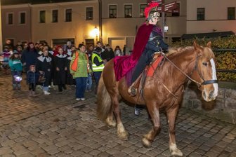 Große Geste kleiner Leute bei Martinsfest im Erzgebirge - Kollekte für die Aktion Kinderherzen - Der Heilige Martin hoch zu Ross führte den Lampionumzug durch die Altstadt an.