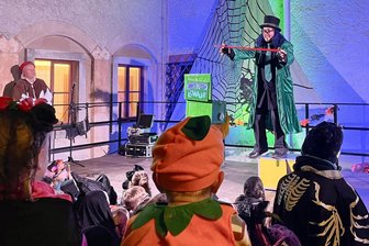Große Halloweenparty im Erzgebirge: Kleine und große Gruselfans feiern im Schwarzenberger Schlosshof - Professor Brandolorious zog auf der Bühne nicht nur die kleinen Kürbisse, Hexen und Skelette mit seiner Zaubershow in seinen Bann. Der ganze Schlosshof war in buntes Licht getaucht und liebevoll dekoriert.